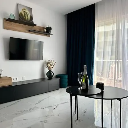 Natalia Apartment With Pool & Private Patio אדחה