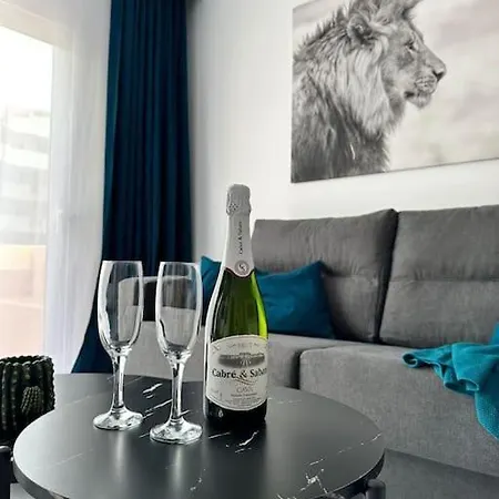 דירה Natalia Apartment With Pool & Private Patio *